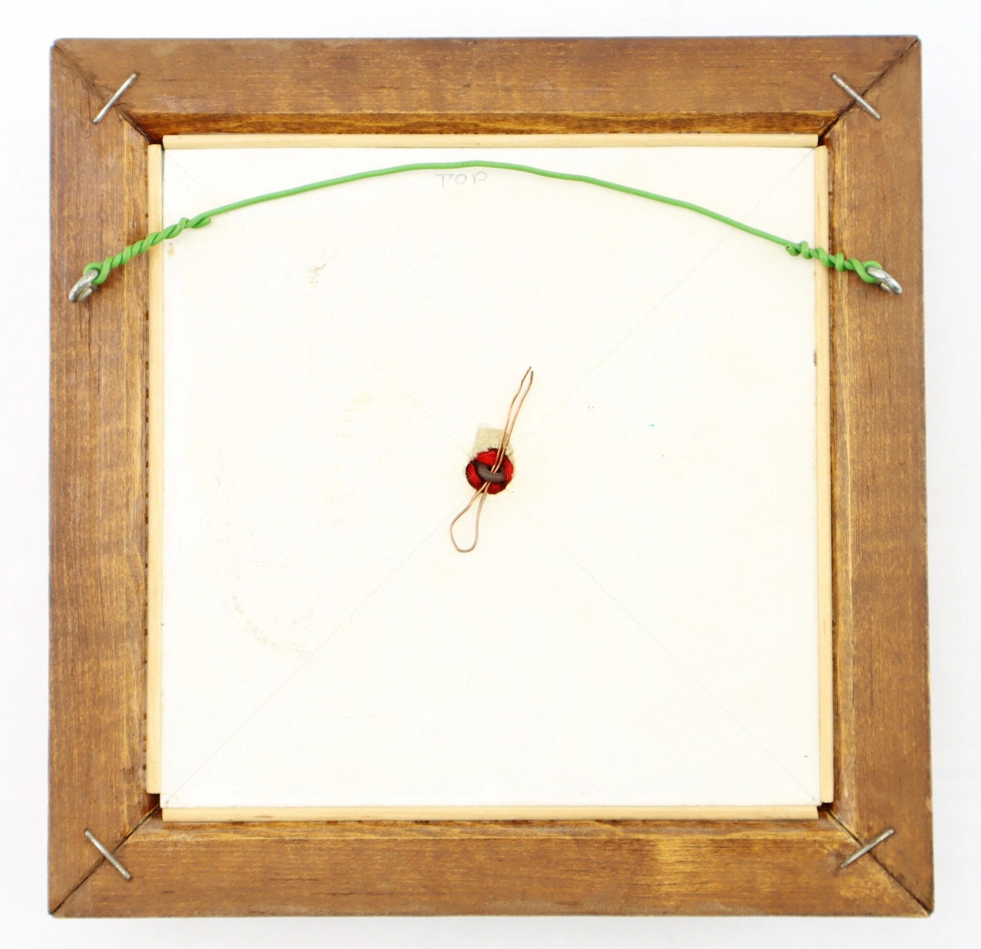 The back of the South Carolina Coat Button features a green hanging wire, wooden frame, and a central red and white hanging mechanism.