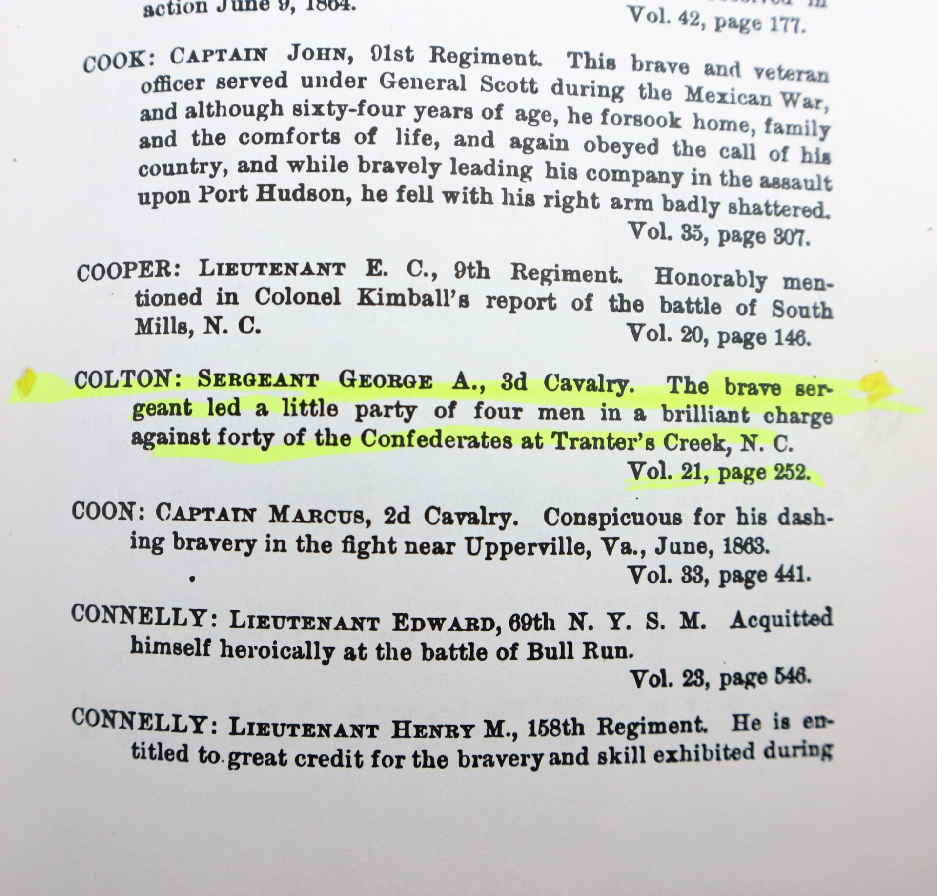 A historical book page highlights in yellow an entry on a Sheffield Dagger found at Tranter’s Creek, NC, by Sergeant George A. Colton of the 3rd New York Cavalry.
